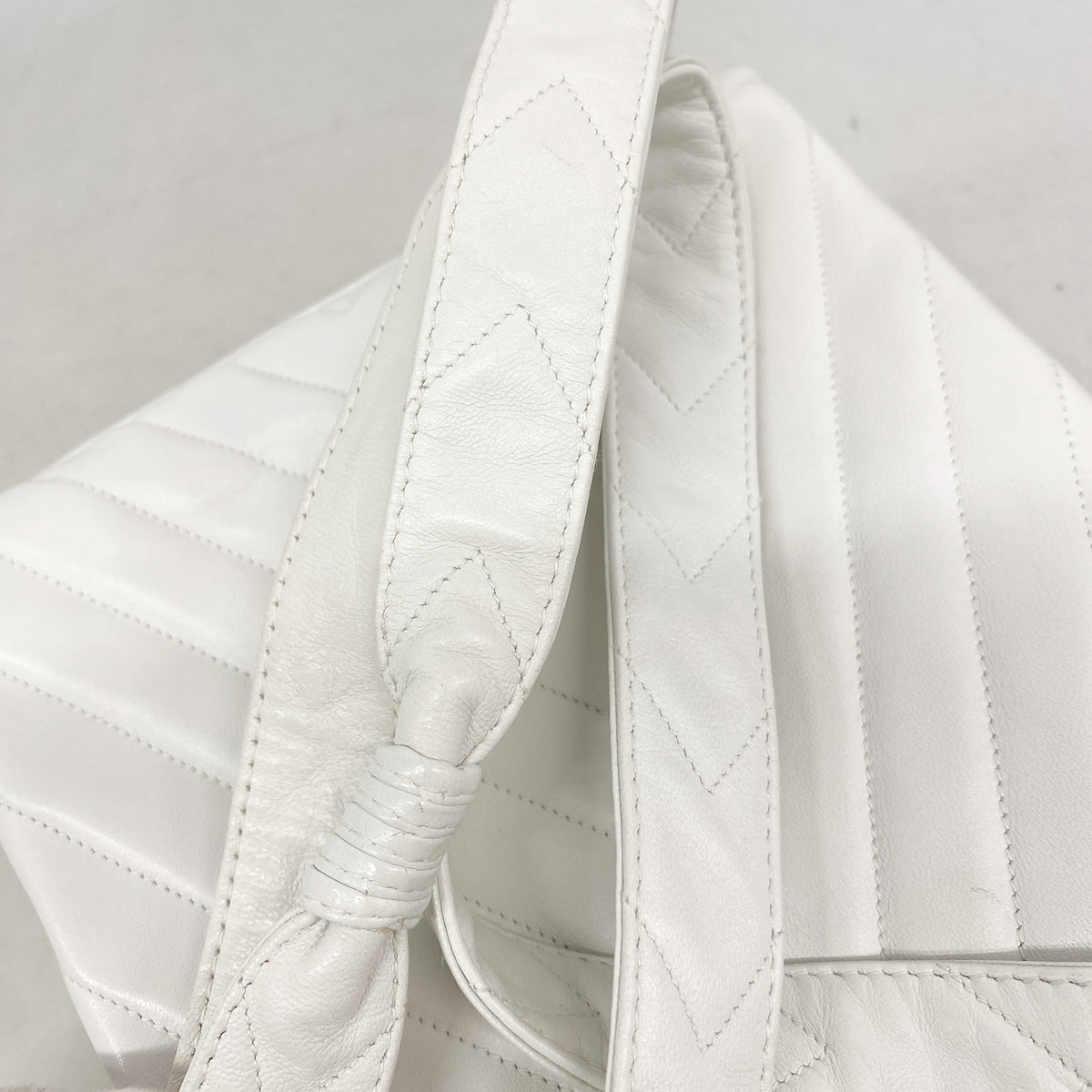 【6ia0273】シャネル ショルダーバッグ Vステッチ ラムスキン ホワイト ゴールド金具【中古】レディース