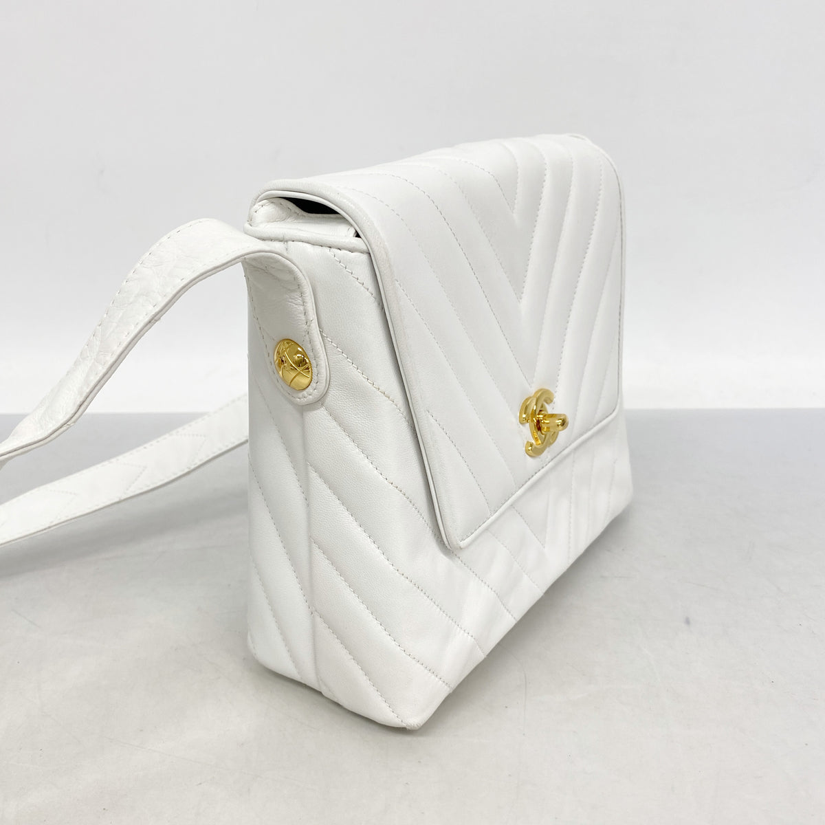 【6ia0273】シャネル ショルダーバッグ Vステッチ ラムスキン ホワイト ゴールド金具【中古】レディース