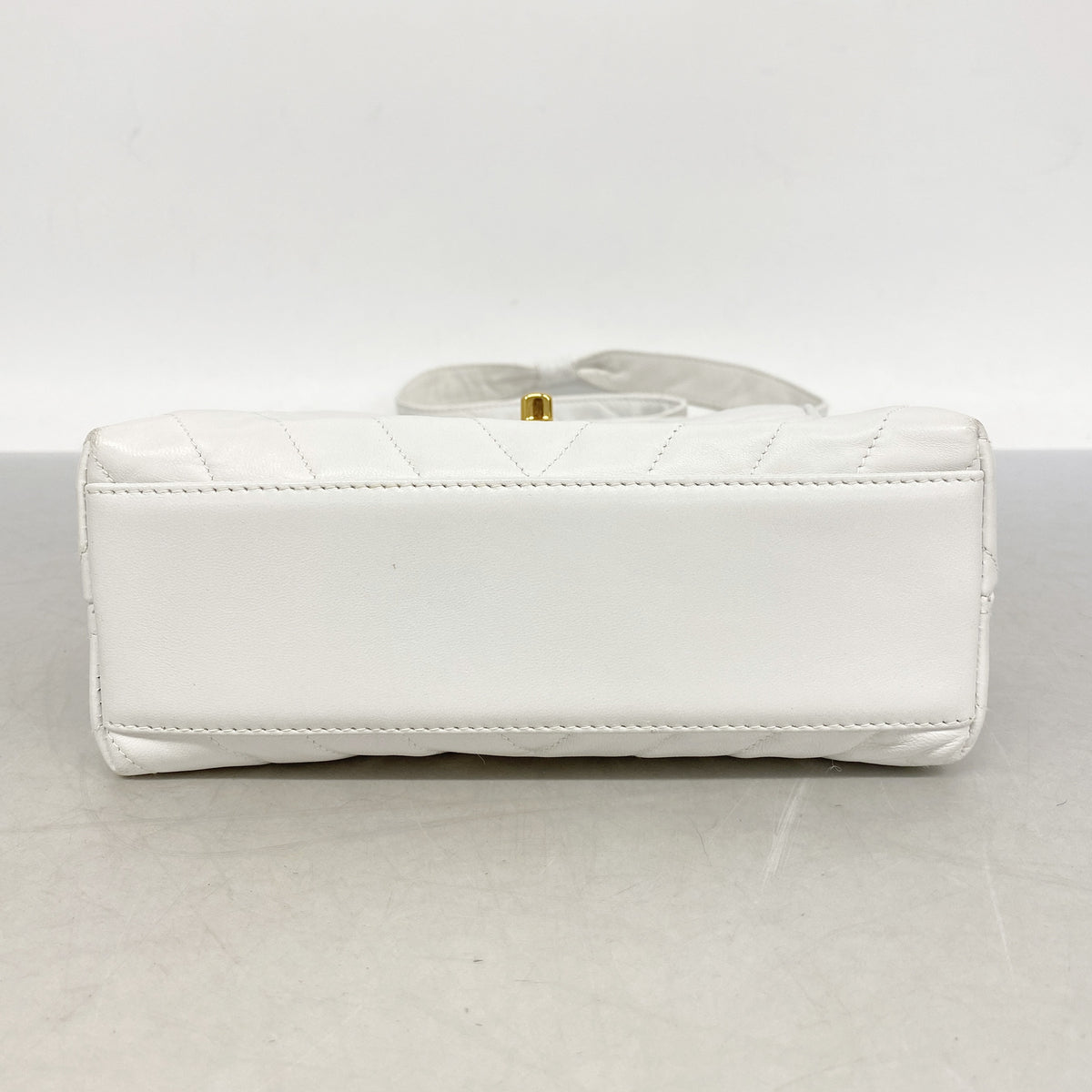 【6ia0273】シャネル ショルダーバッグ Vステッチ ラムスキン ホワイト ゴールド金具【中古】レディース