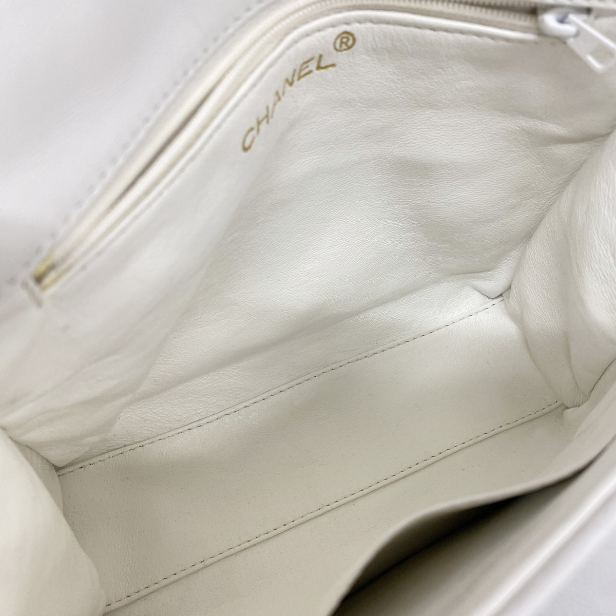 【6ia0273】シャネル ショルダーバッグ Vステッチ ラムスキン ホワイト ゴールド金具【中古】レディース