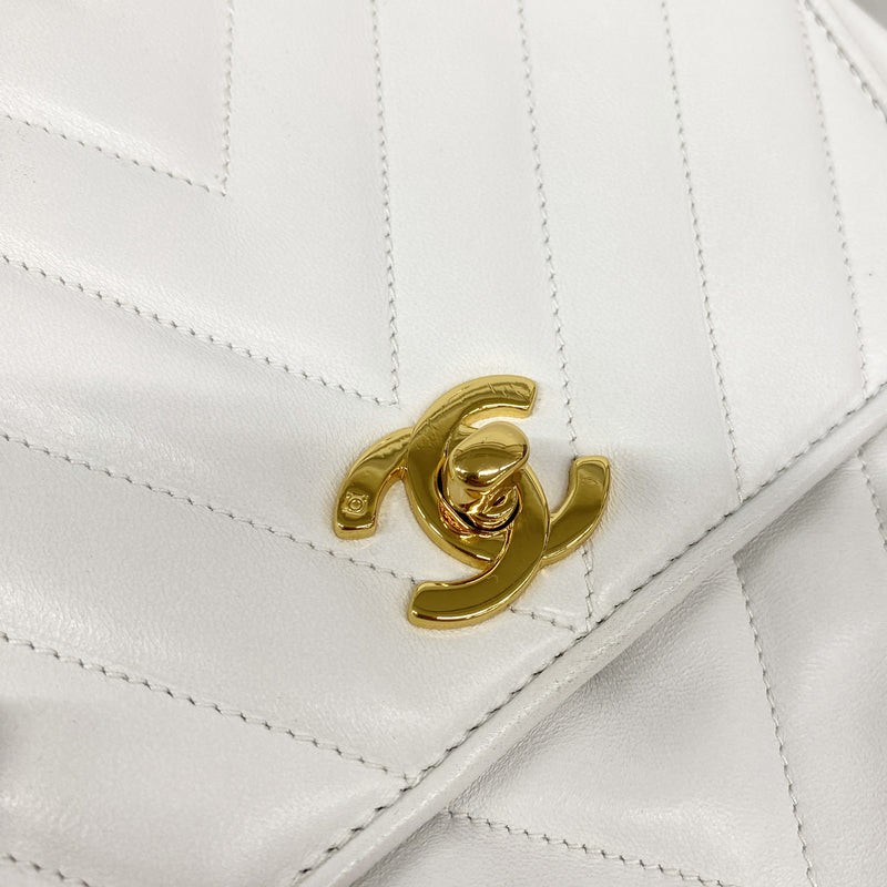 【6ia0273】シャネル ショルダーバッグ Vステッチ ラムスキン ホワイト ゴールド金具【中古】レディース
