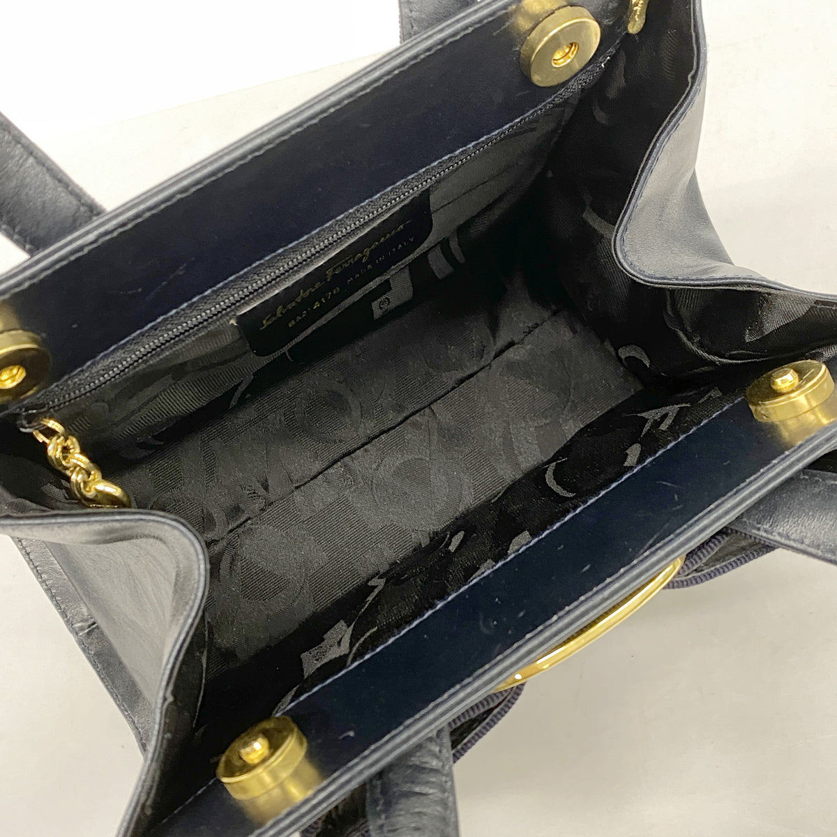 【6ia0350】サルヴァトーレフェラガモ ハンドバッグ ヴァラ レザー ネイビー ゴールド金具 2wayバッグ【中古】レディース