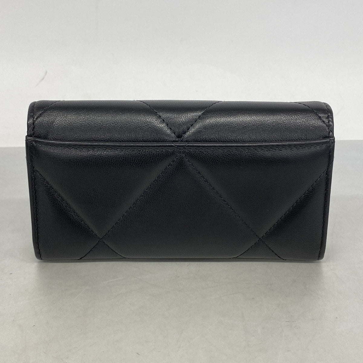 【6ia0448】シャネル 財布 シャネル19 ラムスキン ブラック ゴールド金具【中古】レディース