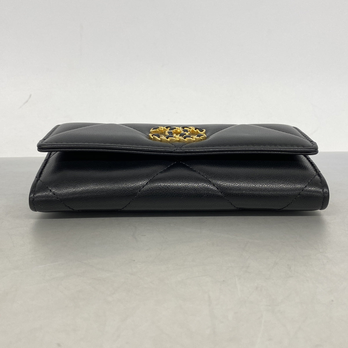 【6ia0448】シャネル 財布 シャネル19 ラムスキン ブラック ゴールド金具【中古】レディース