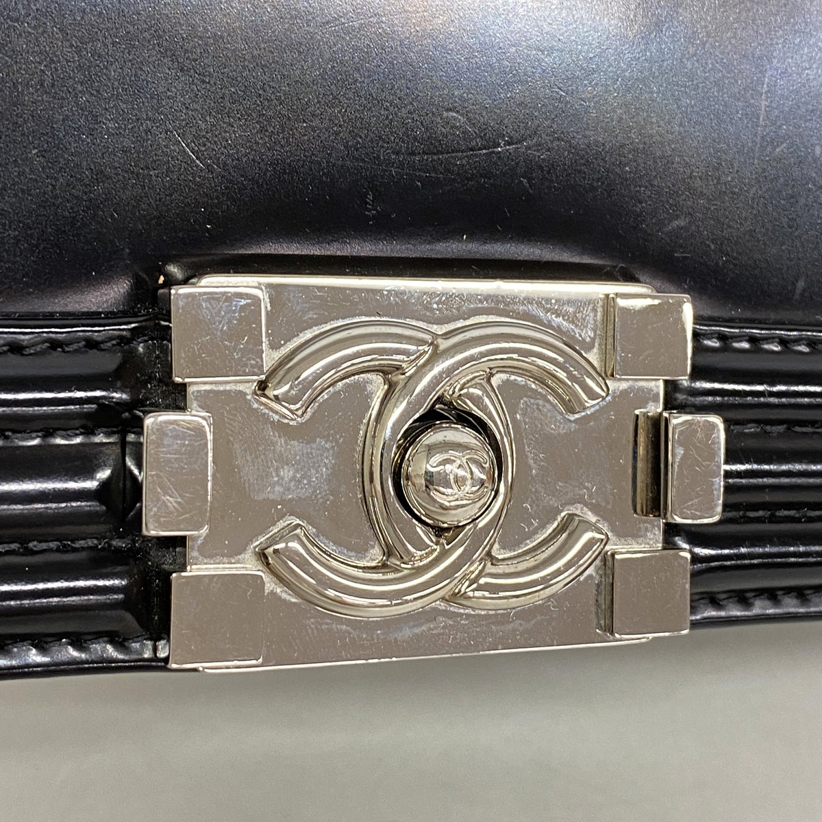 【6ia0607-k】シャネル ショルダーバッグ ボーイシャネル チェーンショルダー レザー ブラック シルバー金具【中古】レディース