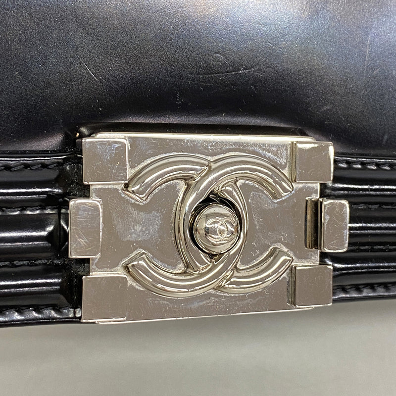 【6ia0607-k】シャネル ショルダーバッグ ボーイシャネル チェーンショルダー レザー ブラック シルバー金具【中古】レディース