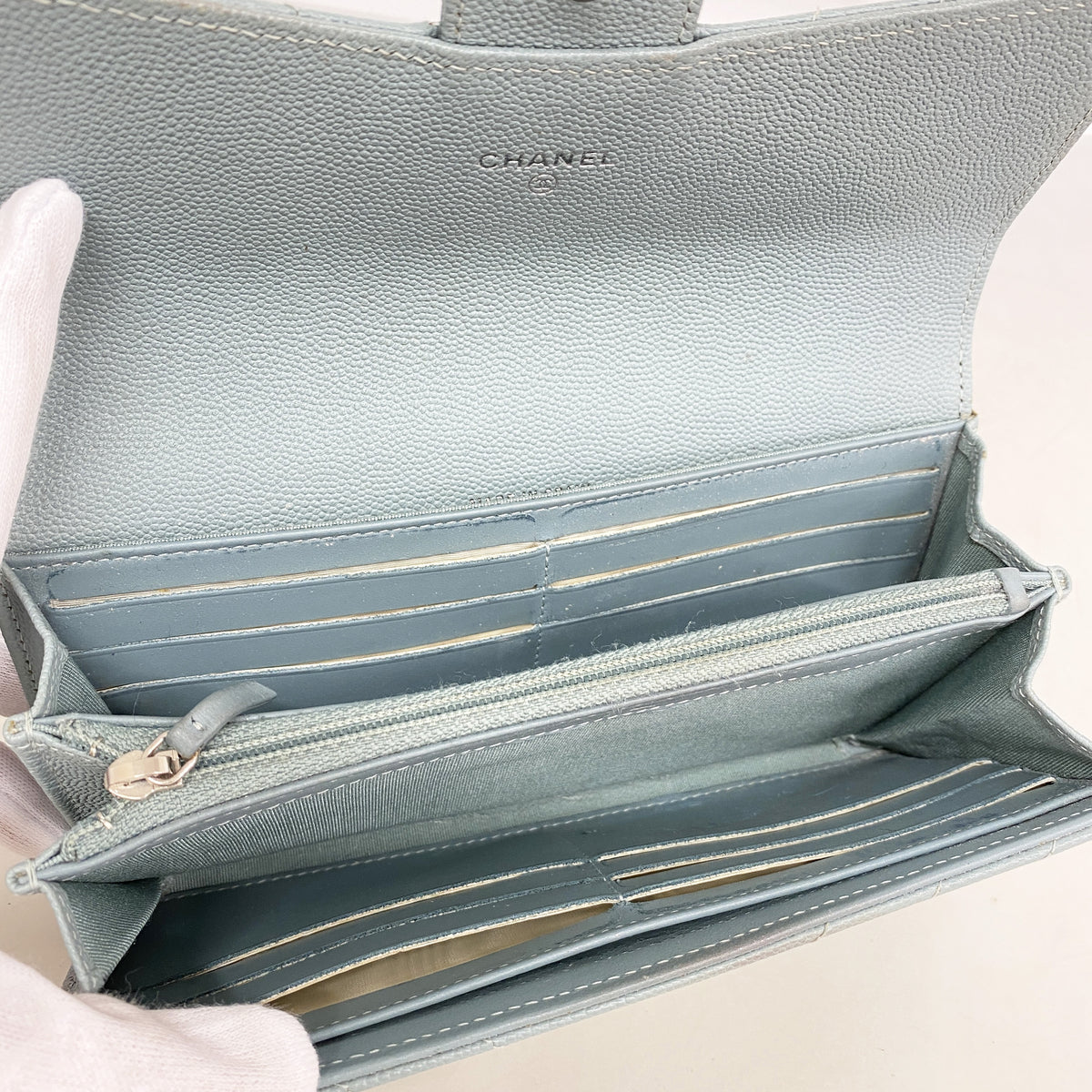 【6ia0610-k】シャネル 長財布 シェブロン キャビアスキン ブルーグレー シルバー金具【中古】レディース