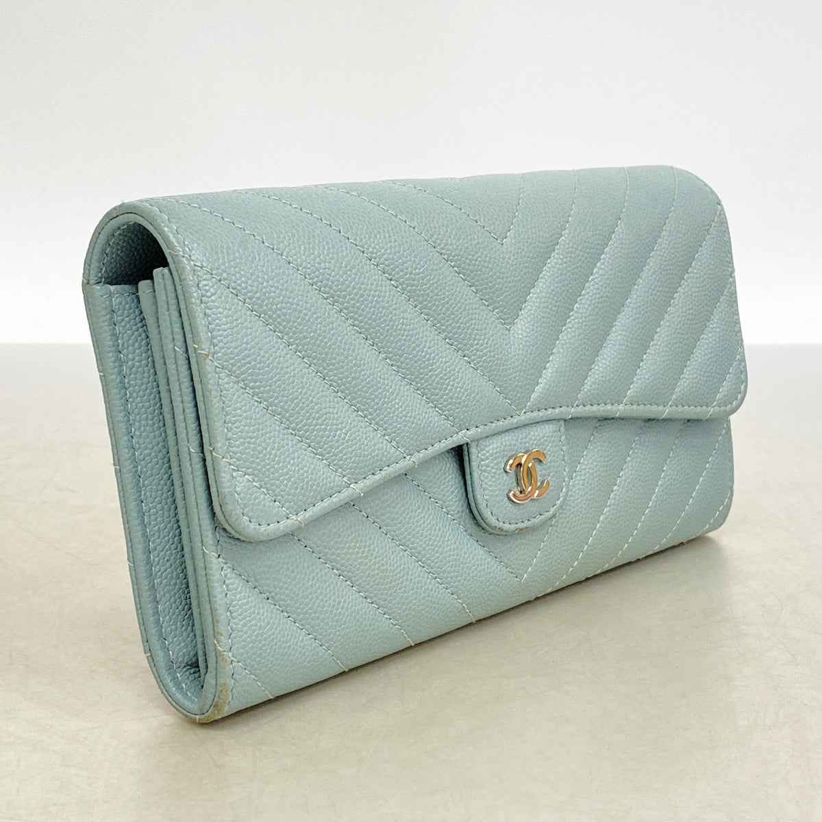 【6ia0610-k】シャネル 長財布 シェブロン キャビアスキン ブルーグレー シルバー金具【中古】レディース