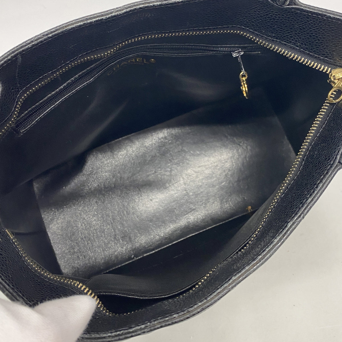 【6ia0644】シャネル トートバッグ 復刻トート キャビアスキン ブラック ゴールド金具【中古】レディース