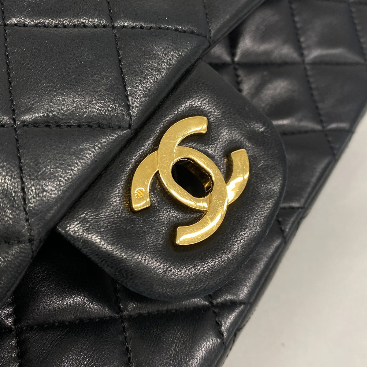 【6ia0789-h】シャネル ショルダーバッグ マトラッセ Wフラップ Wチェーン ラムスキン ブラック ゴールド金具【中古】レディース