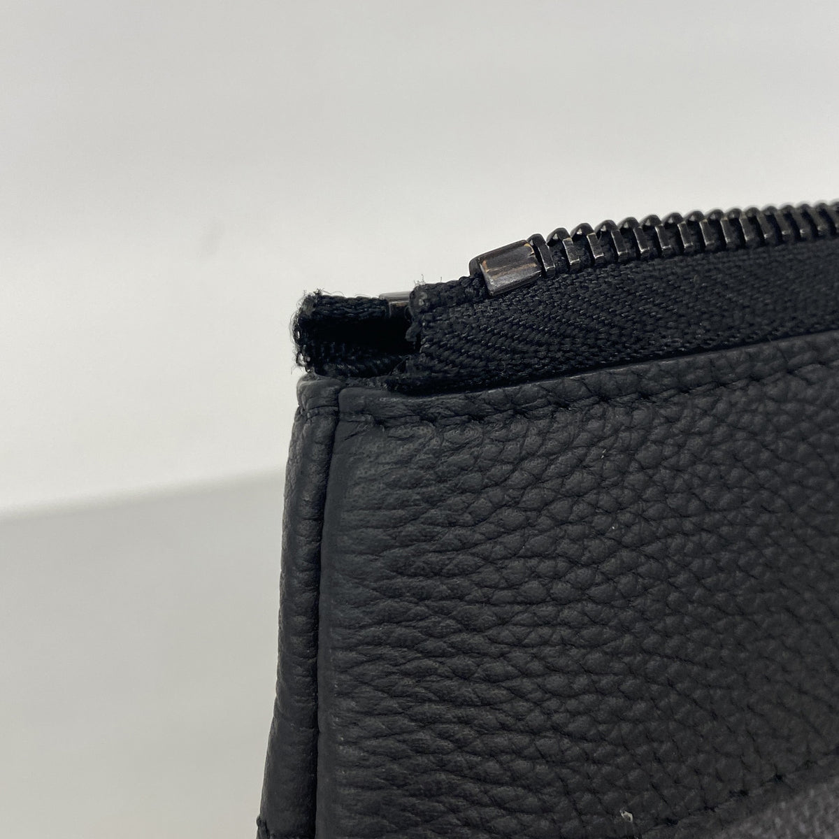 【6ia0796】ルイヴィトン クラッチバッグ ダモフラージュ ポシェットヴォワヤージュスープル M14926 ブラック【中古】メンズ