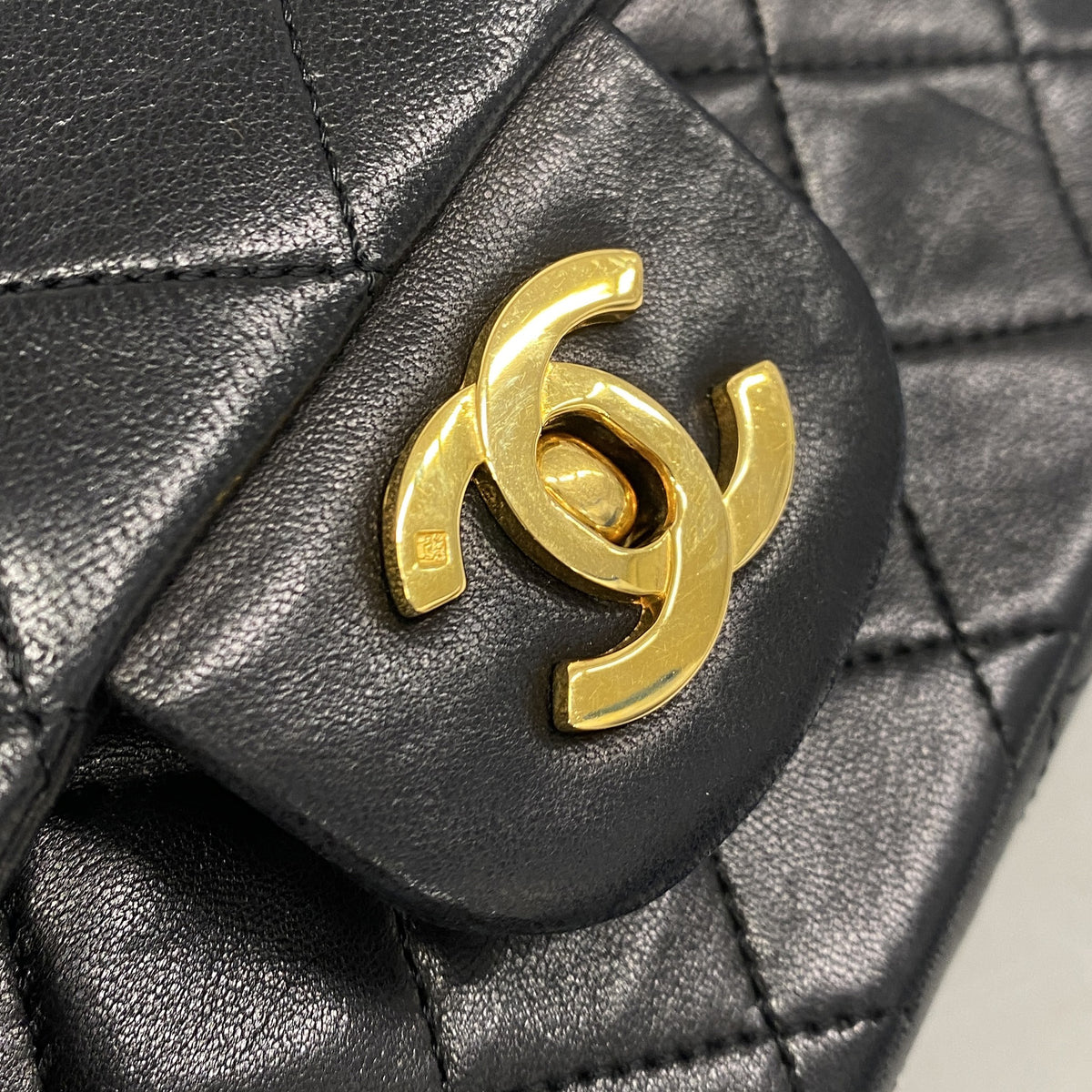 【6ia0848-h】シャネル ショルダーバッグ マトラッセ Wフラップ Wチェーン ラムスキン ブラック ゴールド金具【中古】レディース