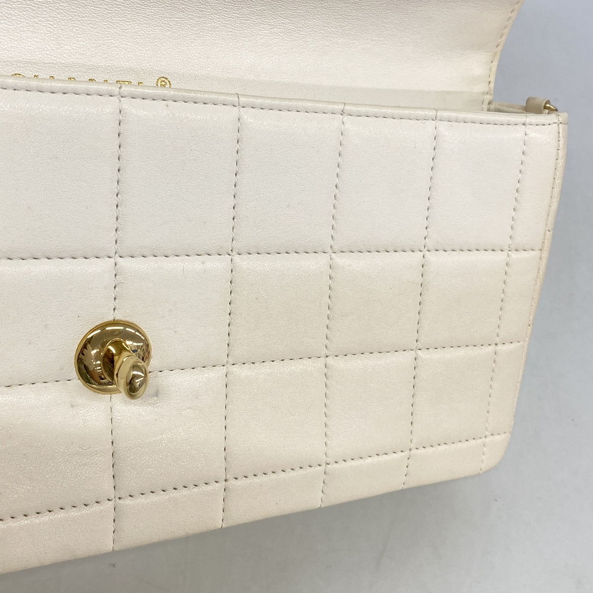 【6ia0875】シャネル ショルダーバッグ チョコバー チェーンショルダー ラムスキン ホワイト ゴールド金具【中古】レディース