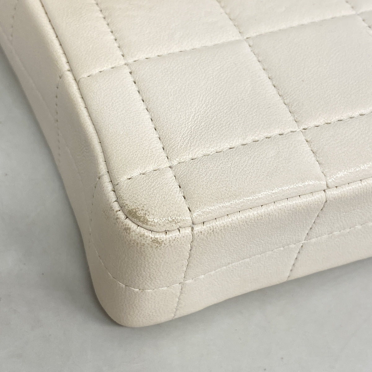 【6ia0875】シャネル ショルダーバッグ チョコバー チェーンショルダー ラムスキン ホワイト ゴールド金具【中古】レディース