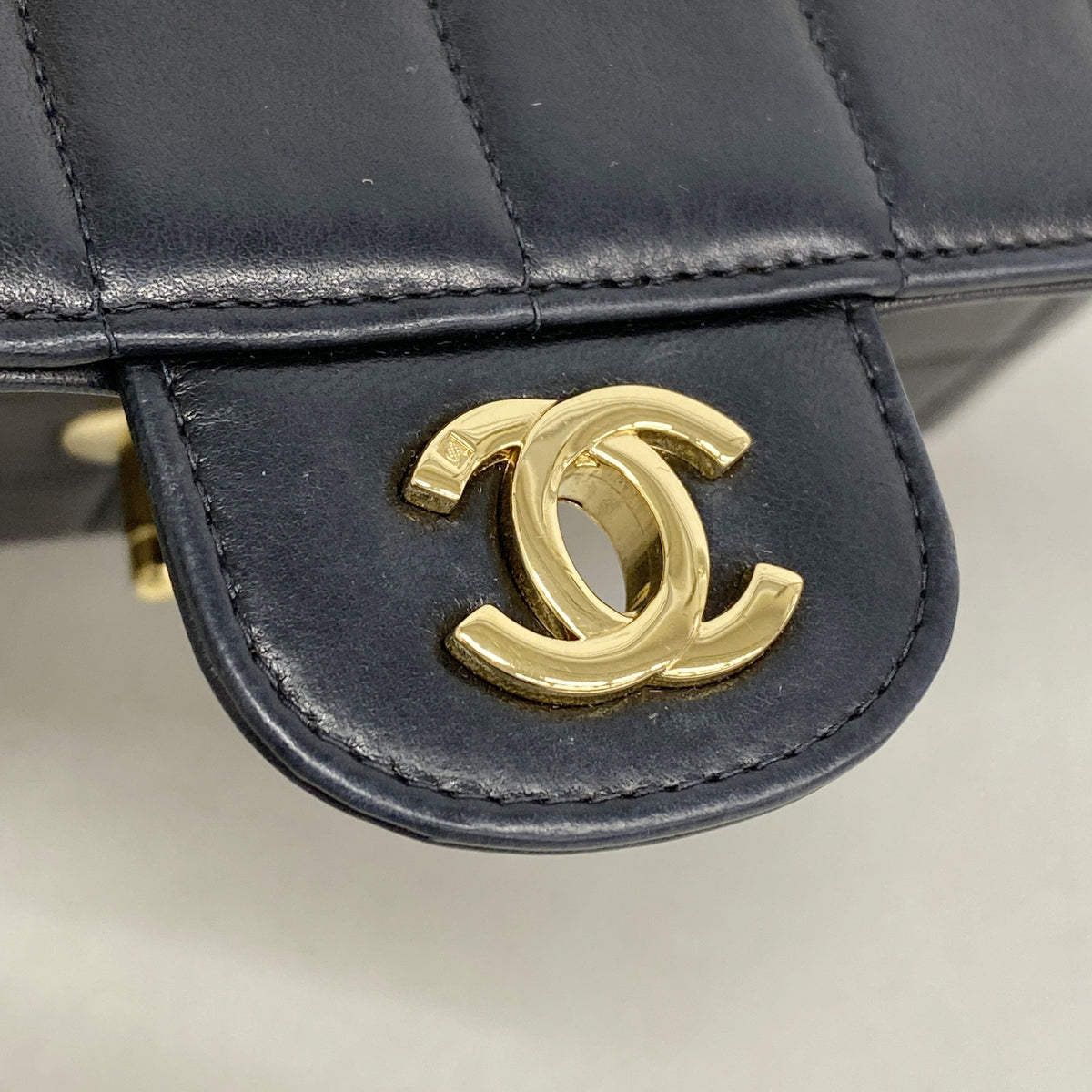 【6ia0938】シャネル ショルダーバッグ チョコバー チェーンショルダー ラムスキン ブラック ゴールド金具【中古】レディース