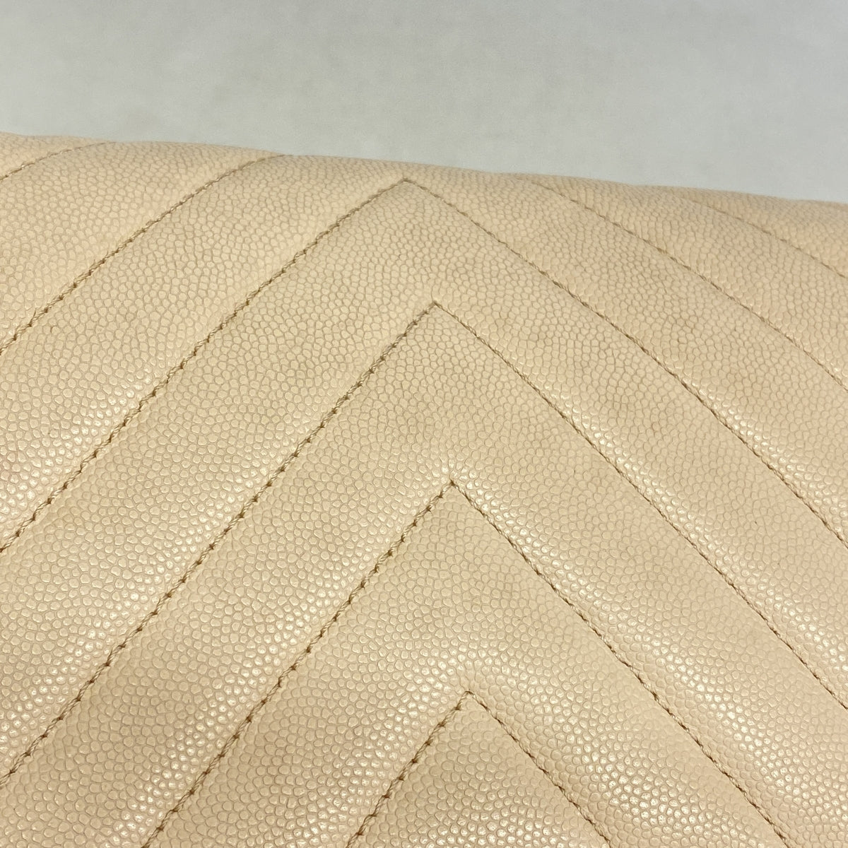 【6ia0988】シャネル ショルダーバッグ ボーイシャネル チェーンショルダー シェブロン キャビアスキン ベージュ シルバー金具【中古】レディース