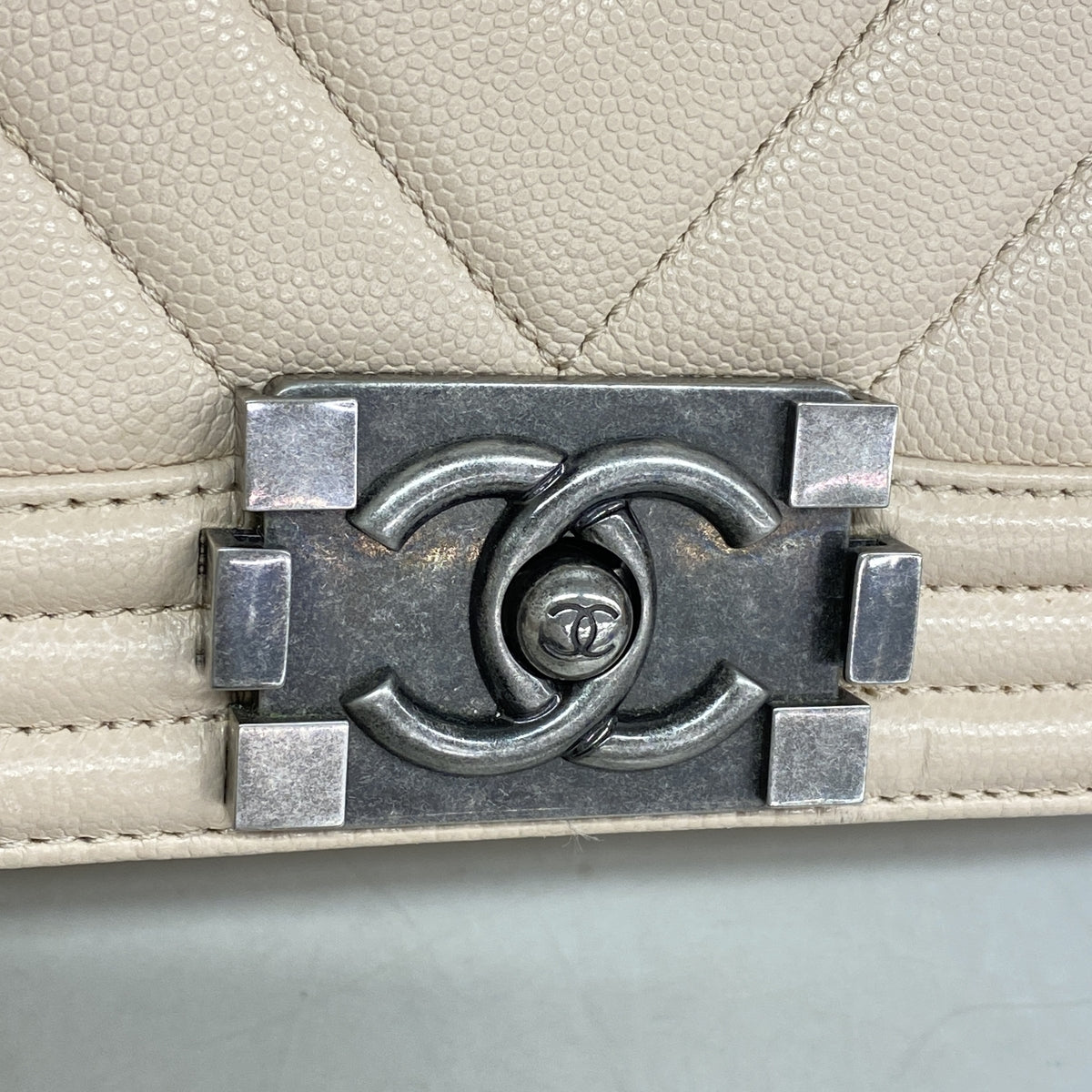【6ia0988】シャネル ショルダーバッグ ボーイシャネル チェーンショルダー シェブロン キャビアスキン ベージュ シルバー金具【中古】レディース