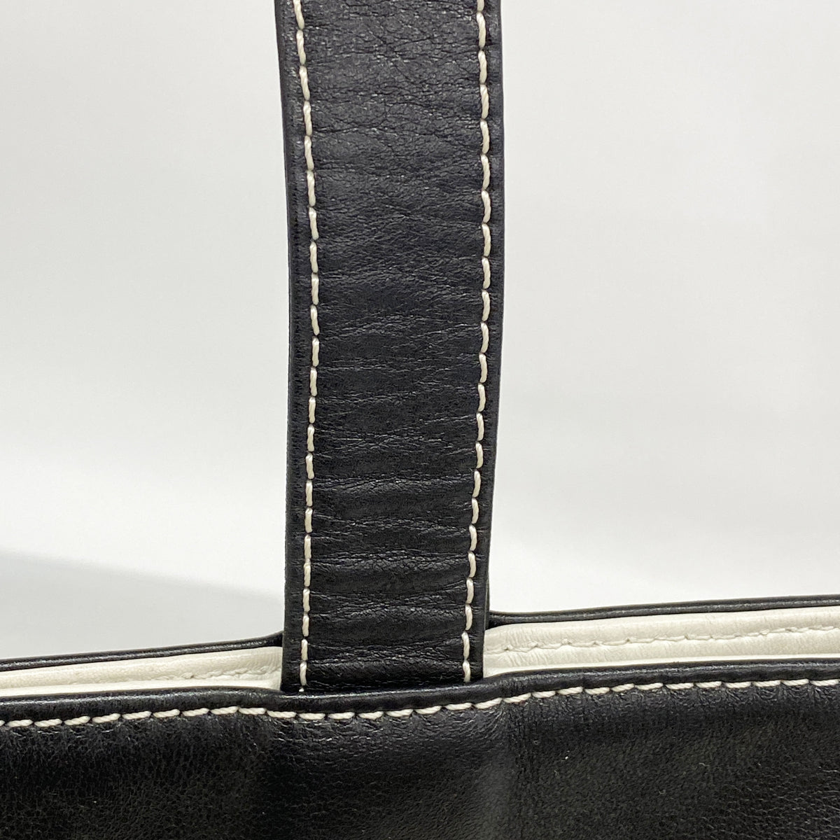 【6ia1123】シャネル トートバッグ ラムスキン ホワイト ブラック ゴールド金具【中古】レディース