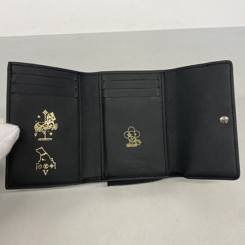 【6ib1211】ルイヴィトン 三つ折り財布 モノグラム・トリヨン ポルトフォイユパイロット M82556 ブラック【中古】メンズ レディース ユニセックス