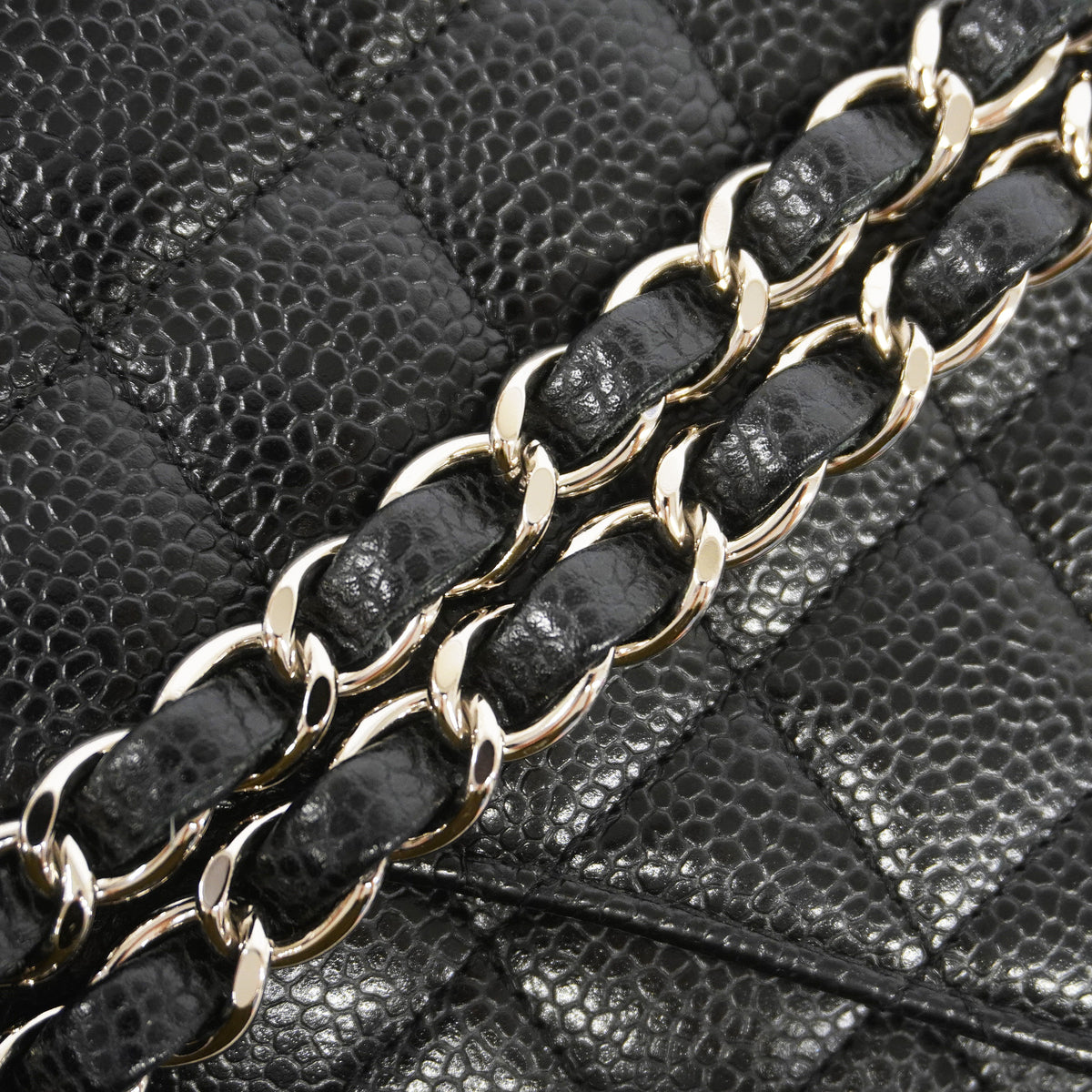 【6ib1309-h】シャネル ショルダーバッグ マトラッセ Wフラップ Wチェーン キャビアスキン ブラック シルバー金具【中古】レディース