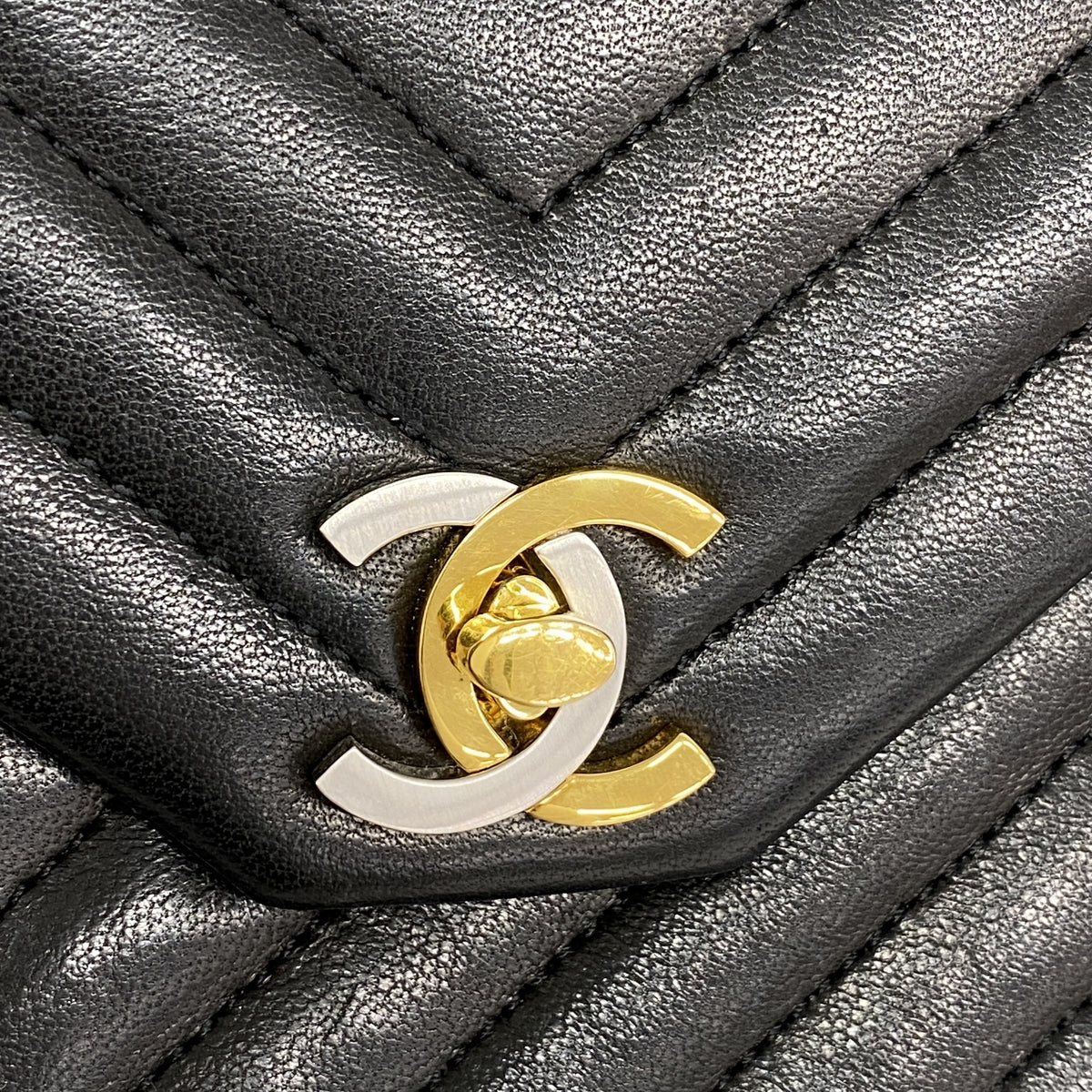 【6ib1365】シャネル ショルダーバッグ Vステッチ Wチェーン パリ限定 ラムスキン ブラック ゴールド/シルバー金具【中古】レディース