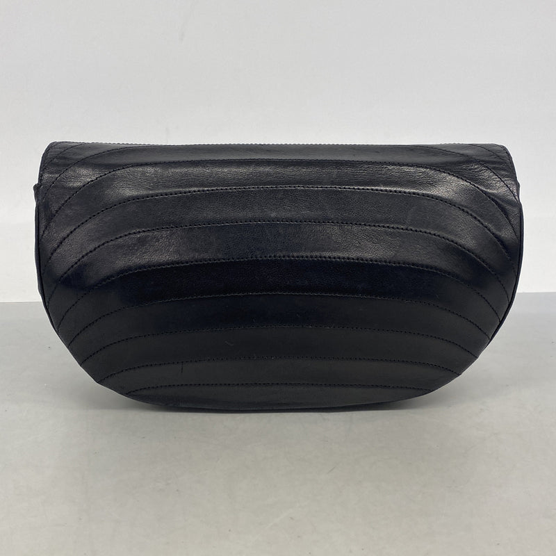 【6ib1997】シャネル ショルダーバッグ チェーンショルダー ハーフムーン ラムスキン ブラック ゴールド金具【中古】レディース
