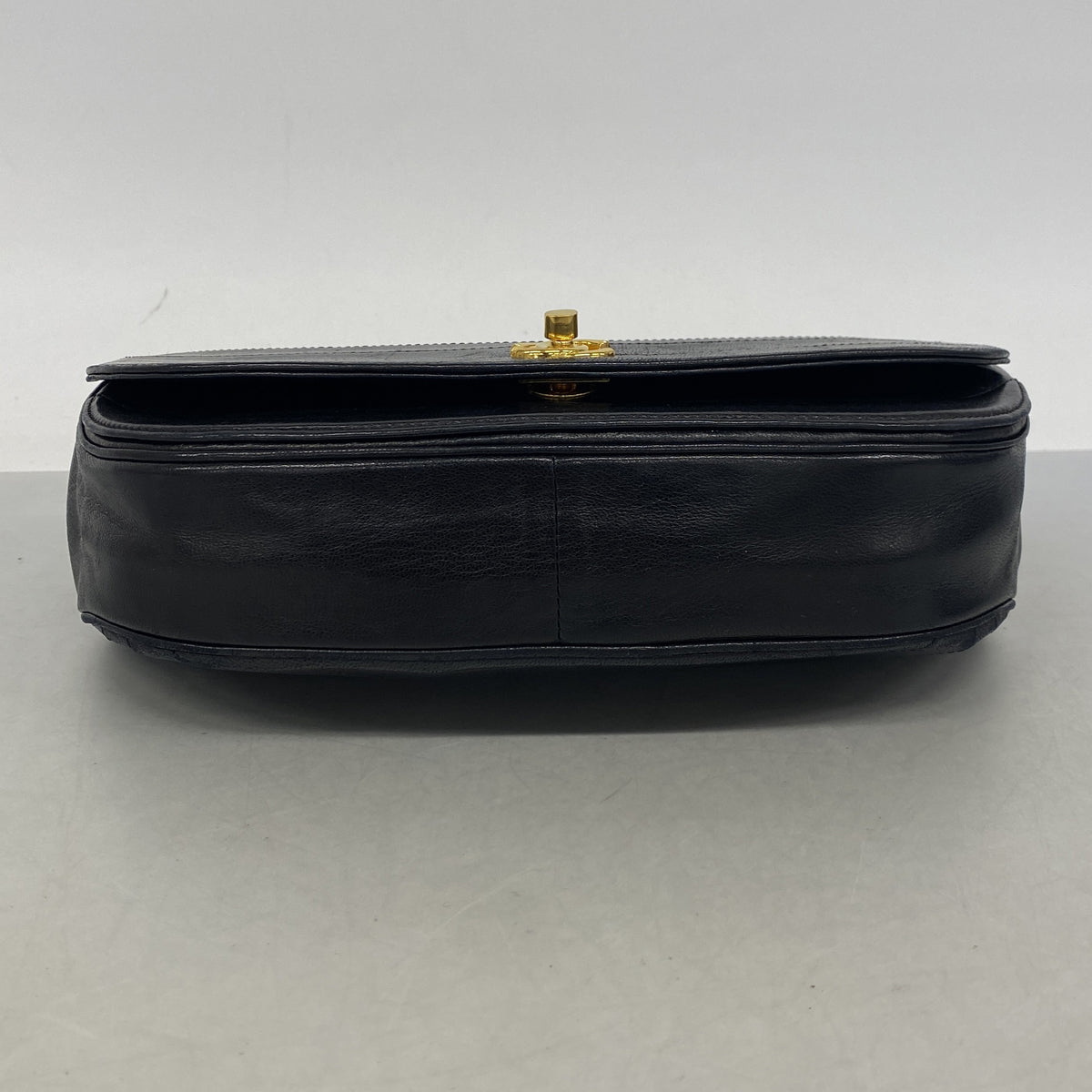 【6ib1997】シャネル ショルダーバッグ チェーンショルダー ハーフムーン ラムスキン ブラック ゴールド金具【中古】レディース