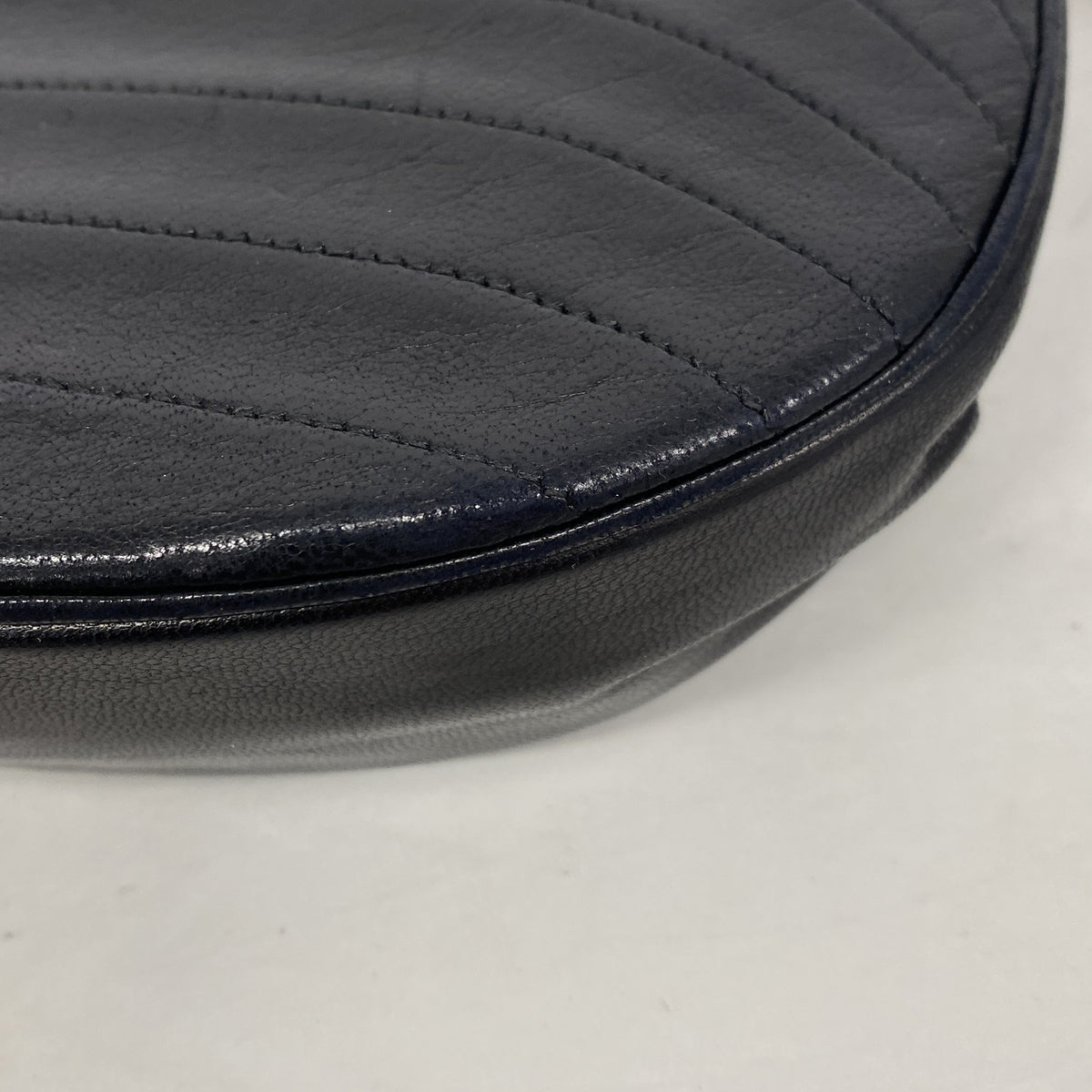 【6ib1997】シャネル ショルダーバッグ チェーンショルダー ハーフムーン ラムスキン ブラック ゴールド金具【中古】レディース