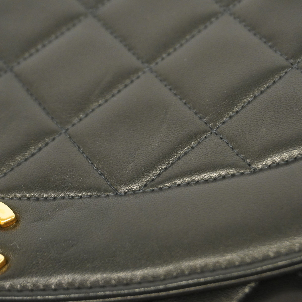 【6ib2088】シャネル ショルダーバッグ ダイアナ チェーンショルダー ラムスキン ブラック ゴールド金具【中古】レディース