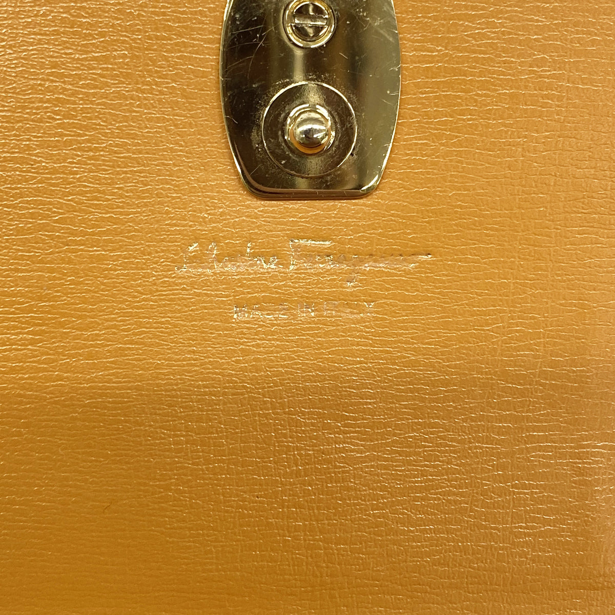 【6ib2201】サルヴァトーレフェラガモ 長財布 ヴァラ レザー オレンジ ゴールド金具【中古】レディース