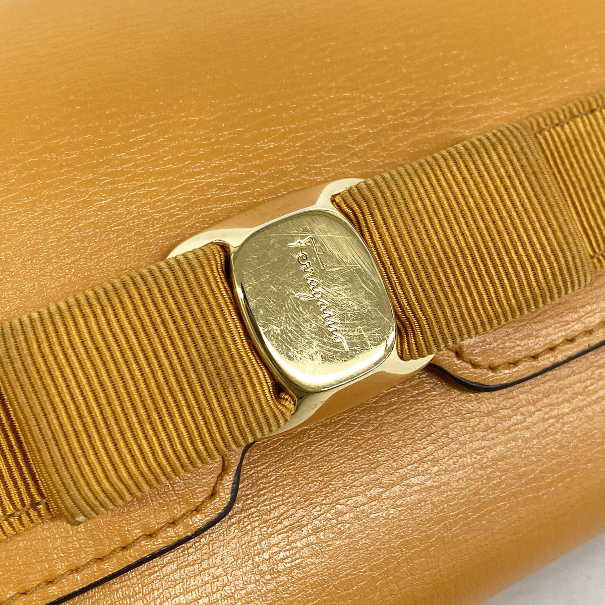 【6ib2201】サルヴァトーレフェラガモ 長財布 ヴァラ レザー オレンジ ゴールド金具【中古】レディース