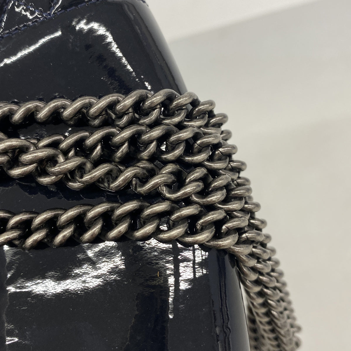 【6ib2231-h】シャネル ショルダーバッグ ボーイシャネル チェーンショルダー パテントレザー ネイビー シルバー金具【中古】レディース