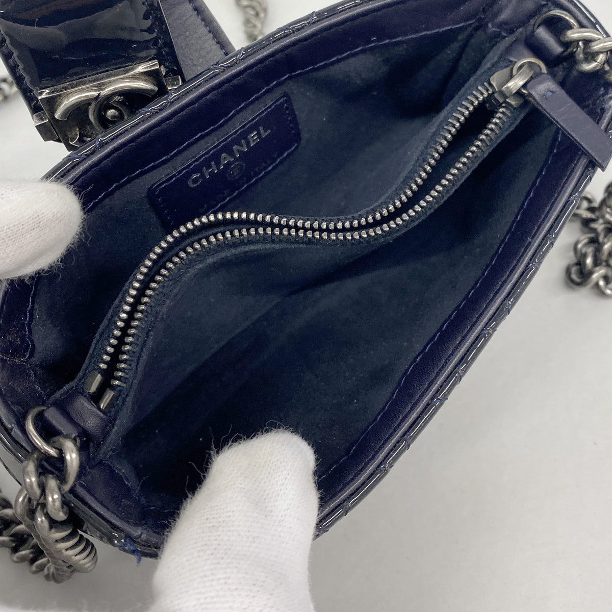 【6ib2231-h】シャネル ショルダーバッグ ボーイシャネル チェーンショルダー パテントレザー ネイビー シルバー金具【中古】レディース
