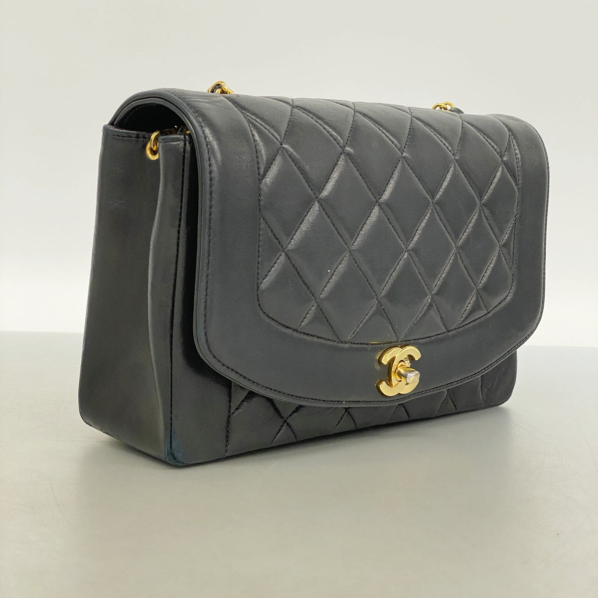 【6ib2435-h】シャネル ショルダーバッグ ダイアナ チェーンショルダー ラムスキン ブラック ゴールド金具【中古】レディース