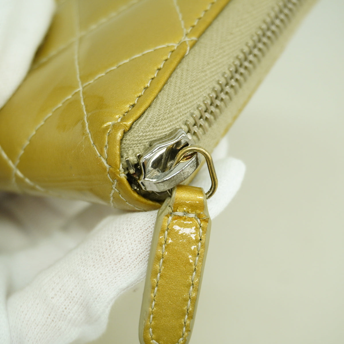 【6ib2548】シャネル 長財布 マトラッセ パテントレザー ベージュ シルバー金具【中古】レディース