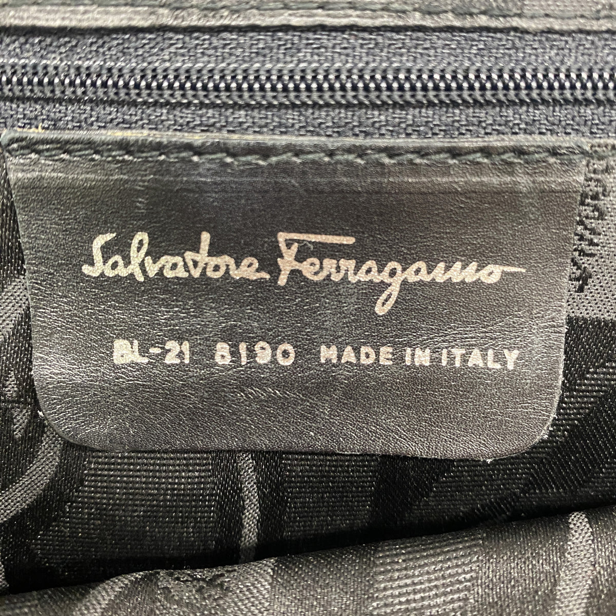 【6ib2610】サルヴァトーレフェラガモ ショルダーバッグ ヴァラ キャンバス ブラック シルバー金具【中古】レディース