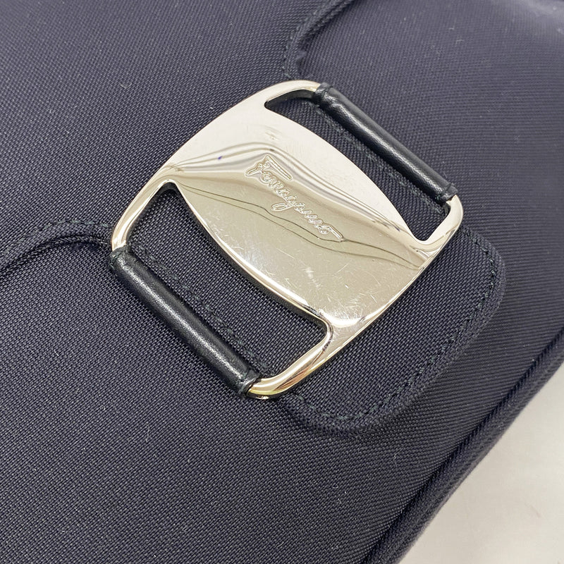 【6ib2610】サルヴァトーレフェラガモ ショルダーバッグ ヴァラ キャンバス ブラック シルバー金具【中古】レディース