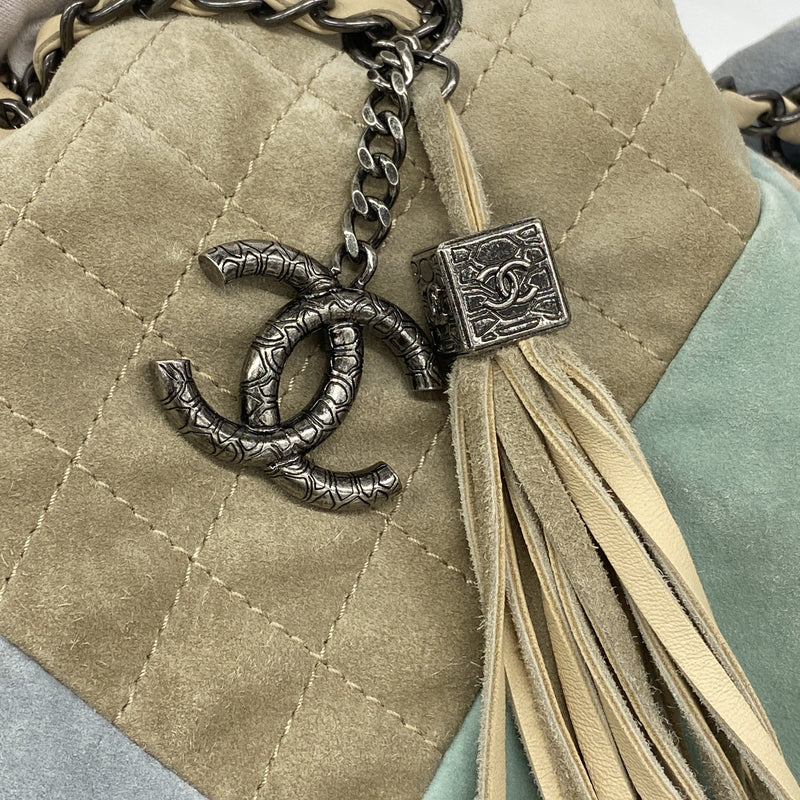 【6ib2684】シャネル ショルダーバッグ チェーンショルダー スウェード ベージュ ブルー グリーン シルバー金具【中古】レディース