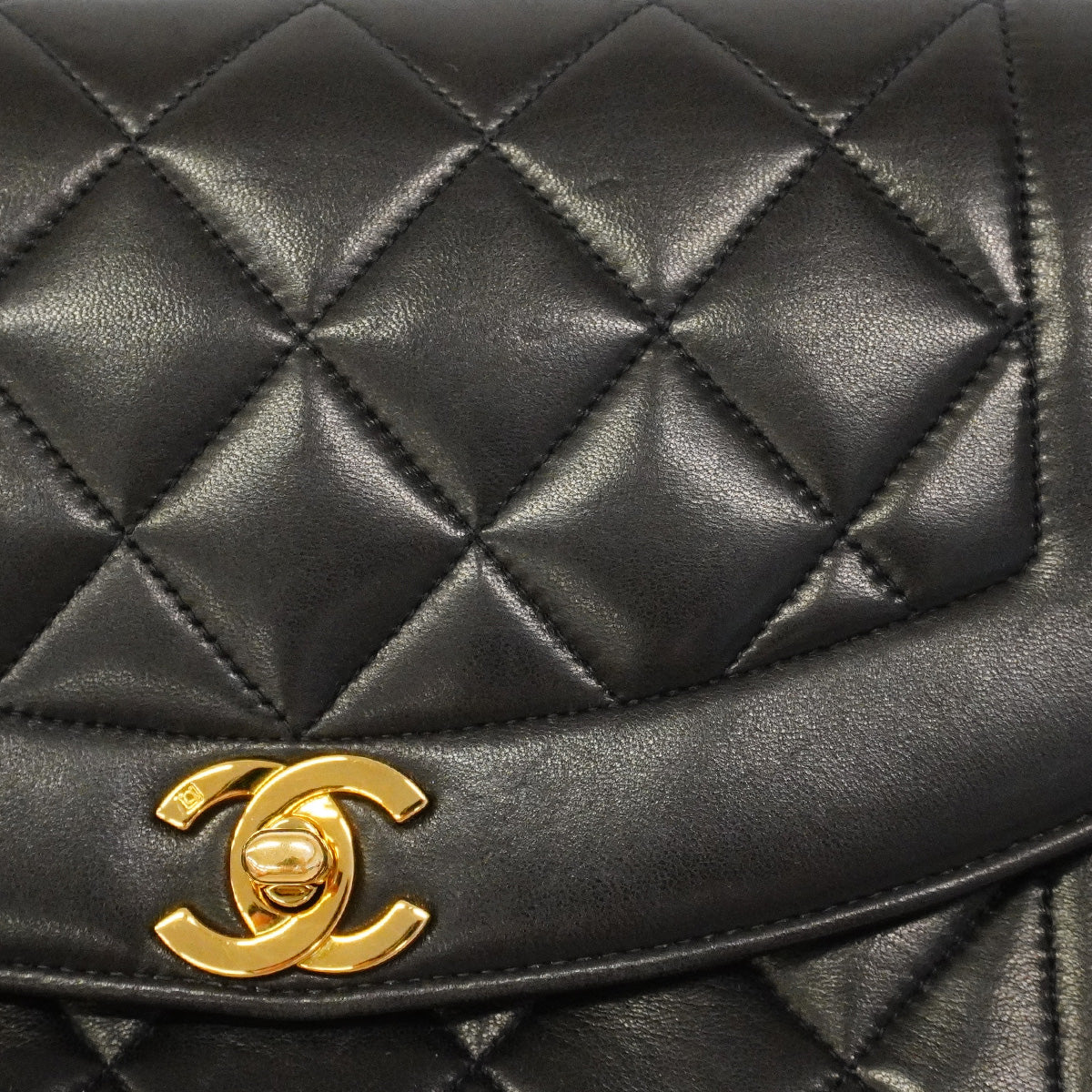 【6ib2900】シャネル ショルダーバッグ ダイアナ チェーンショルダー ラムスキン ブラック ゴールド金具【中古】レディース