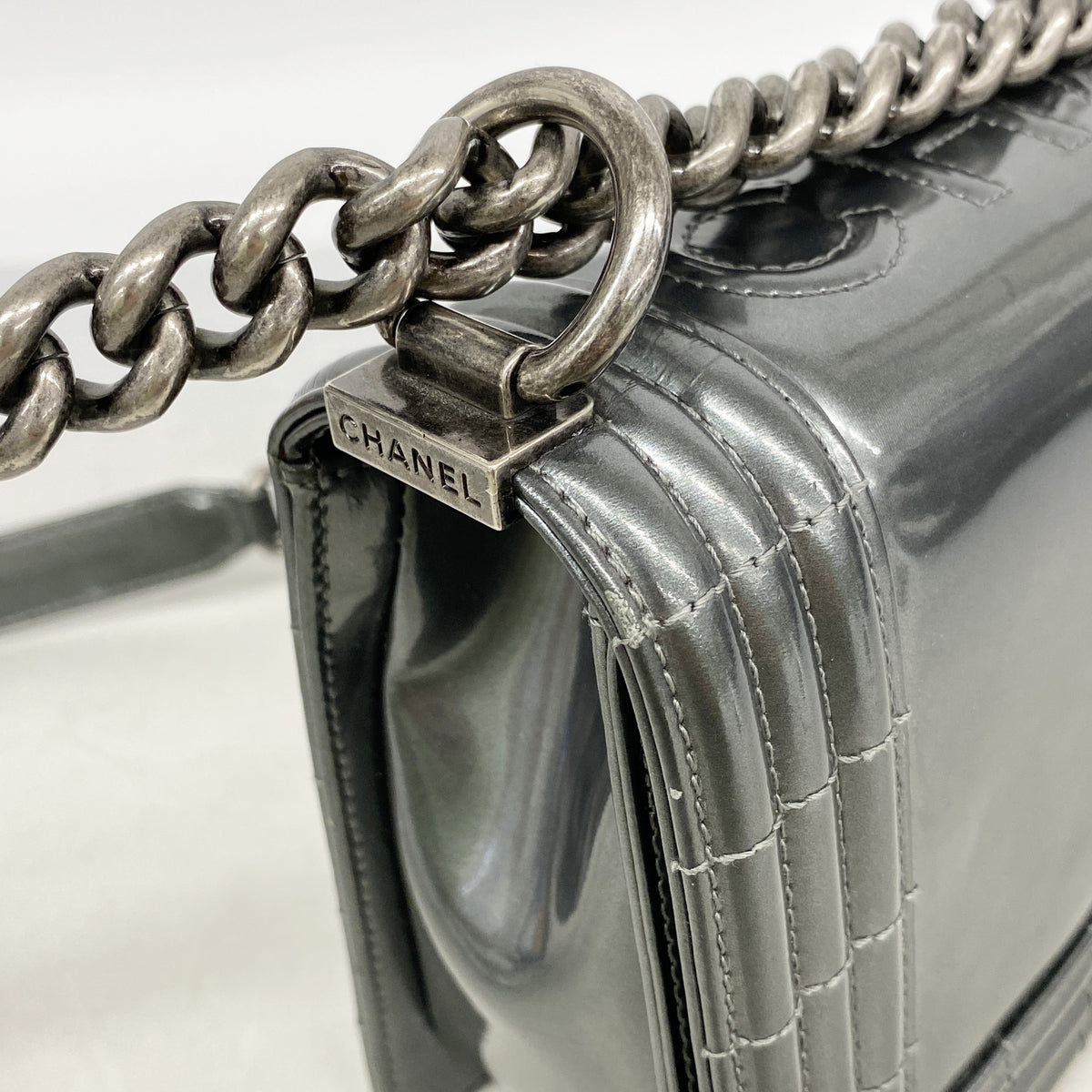 【6ic3049】シャネル ショルダーバッグ ボーイシャネル チェーンショルダー パテントレザー グレー シルバー金具【中古】レディース