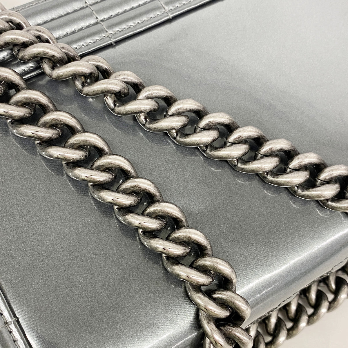 【6ic3049】シャネル ショルダーバッグ ボーイシャネル チェーンショルダー パテントレザー グレー シルバー金具【中古】レディース
