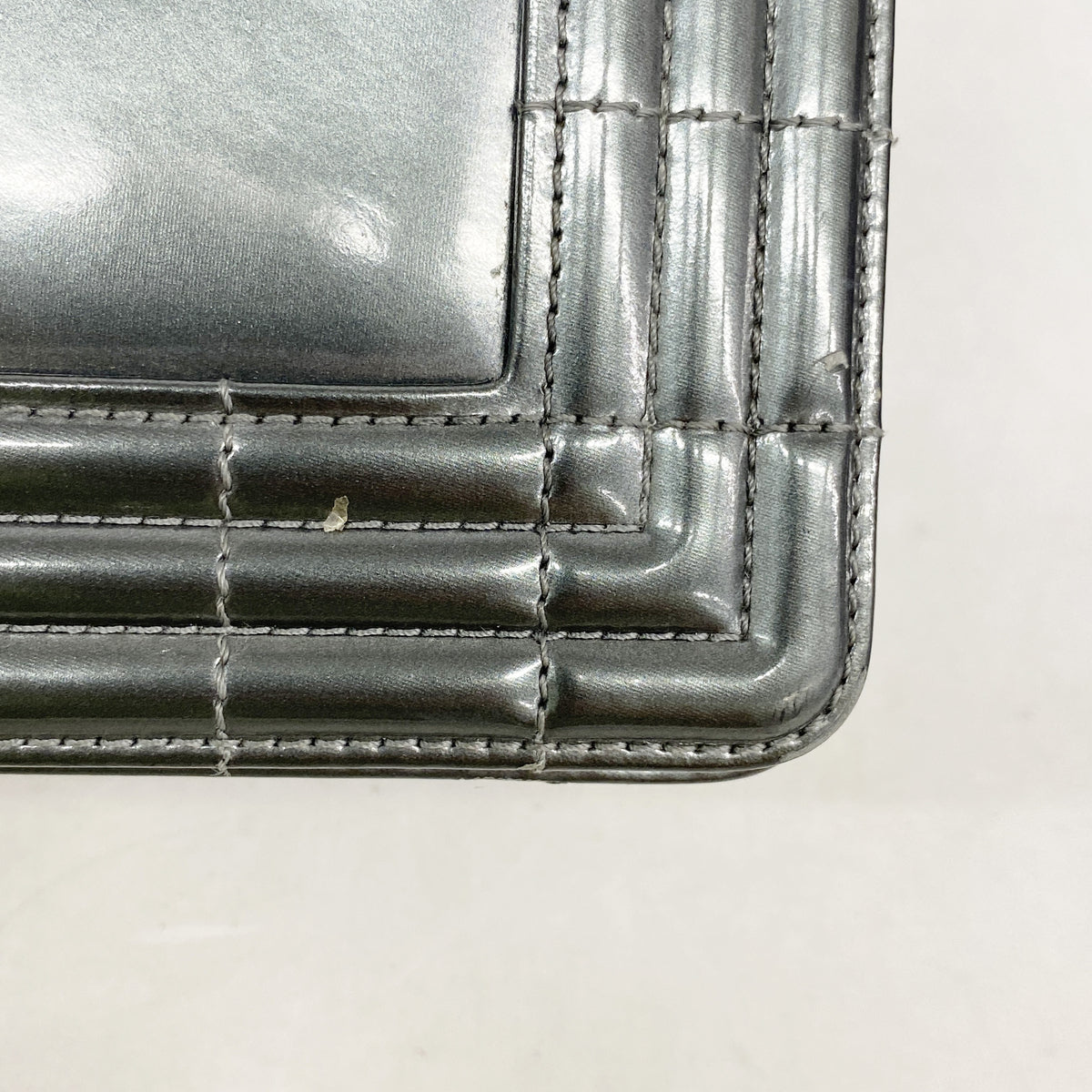 【6ic3049】シャネル ショルダーバッグ ボーイシャネル チェーンショルダー パテントレザー グレー シルバー金具【中古】レディース