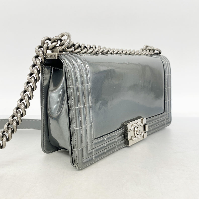 【6ic3049】シャネル ショルダーバッグ ボーイシャネル チェーンショルダー パテントレザー グレー シルバー金具【中古】レディース