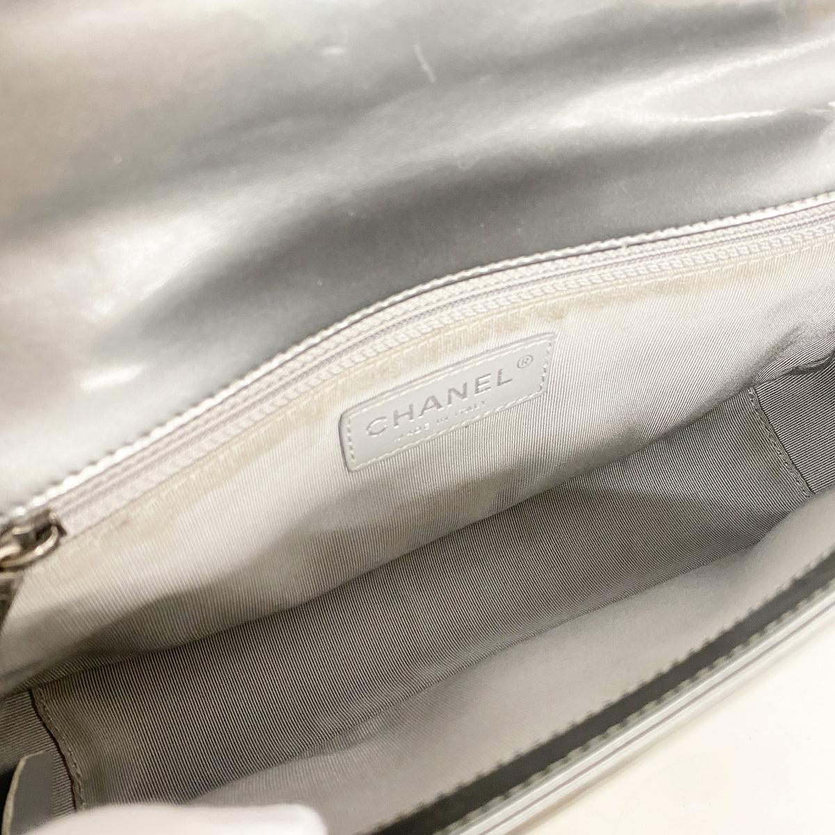 【6ic3049】シャネル ショルダーバッグ ボーイシャネル チェーンショルダー パテントレザー グレー シルバー金具【中古】レディース