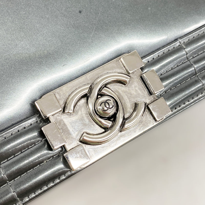 【6ic3049】シャネル ショルダーバッグ ボーイシャネル チェーンショルダー パテントレザー グレー シルバー金具【中古】レディース