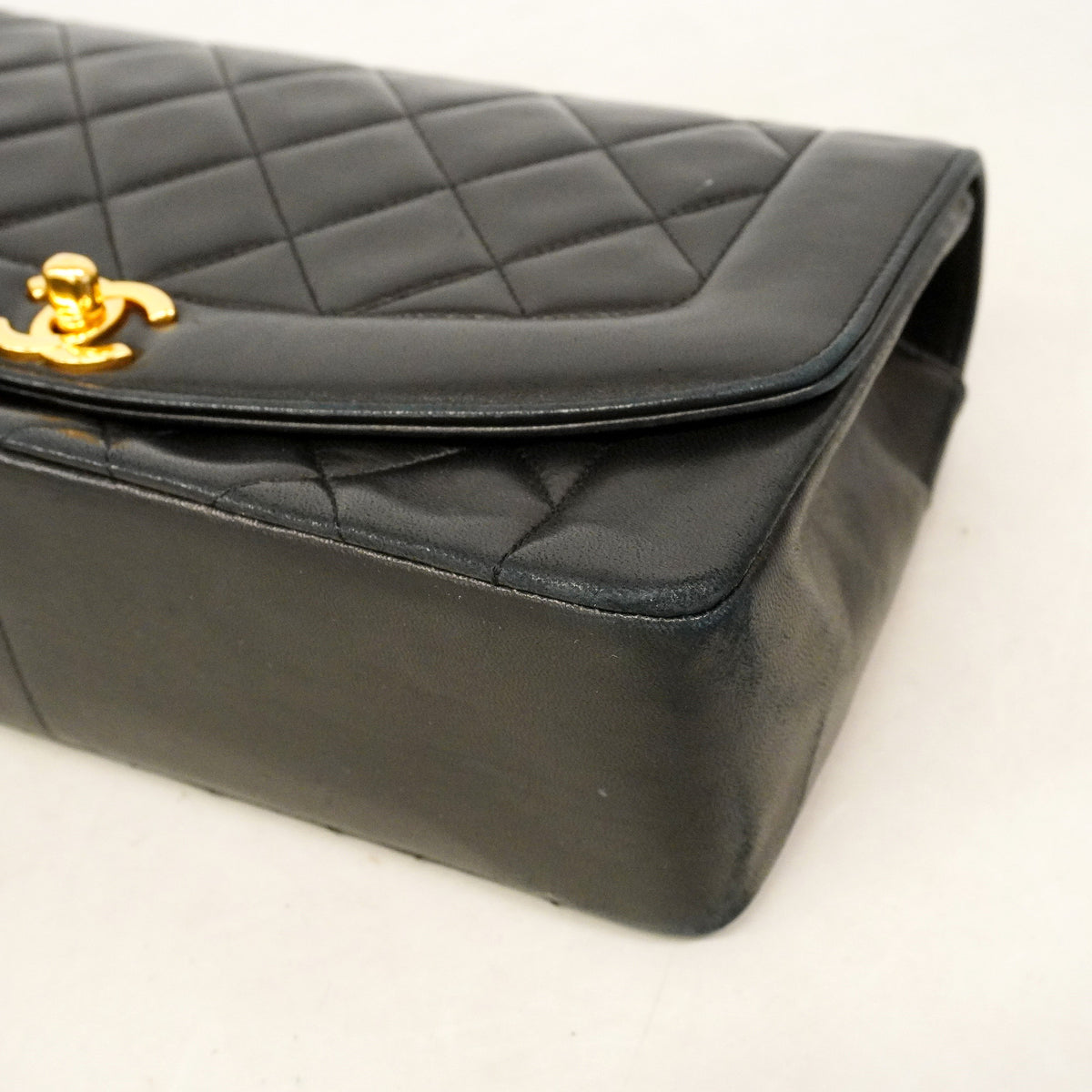 【6ic3281】シャネル ショルダーバッグ ダイアナ チェーンショルダー ラムスキン ブラック ゴールド金具【中古】レディース