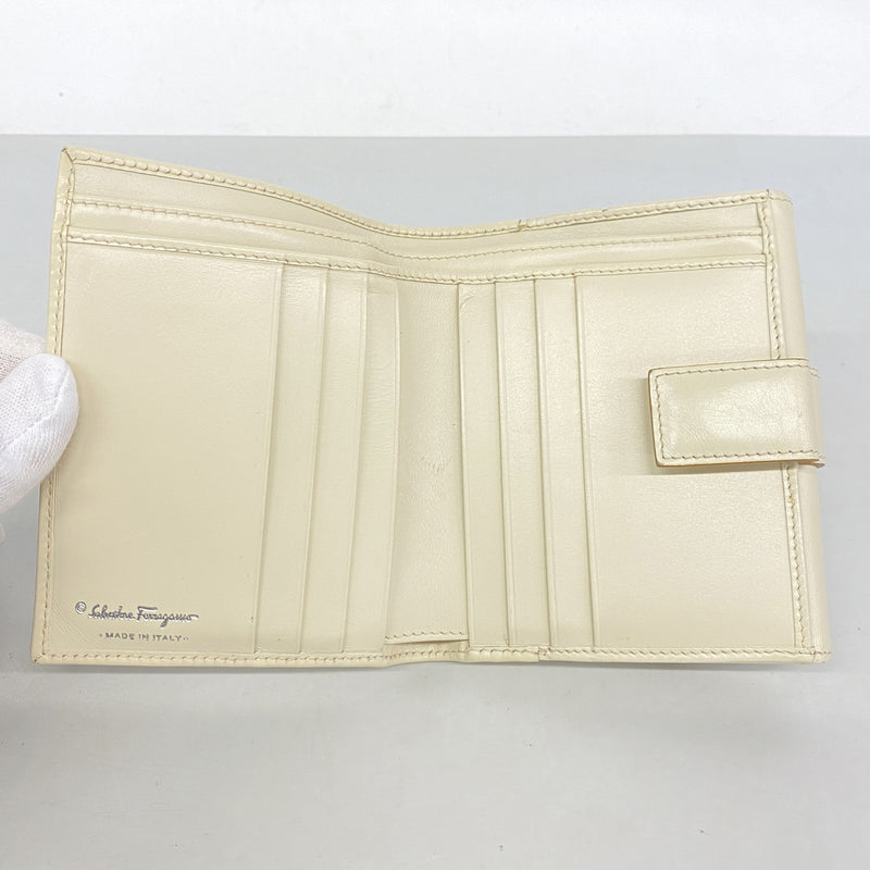 【6ic3396】サルヴァトーレフェラガモ 財布 ヴァラ レザー アイボリー シルバー金具【中古】レディース