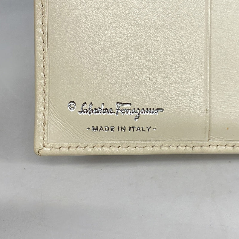 【6ic3396】サルヴァトーレフェラガモ 財布 ヴァラ レザー アイボリー シルバー金具【中古】レディース