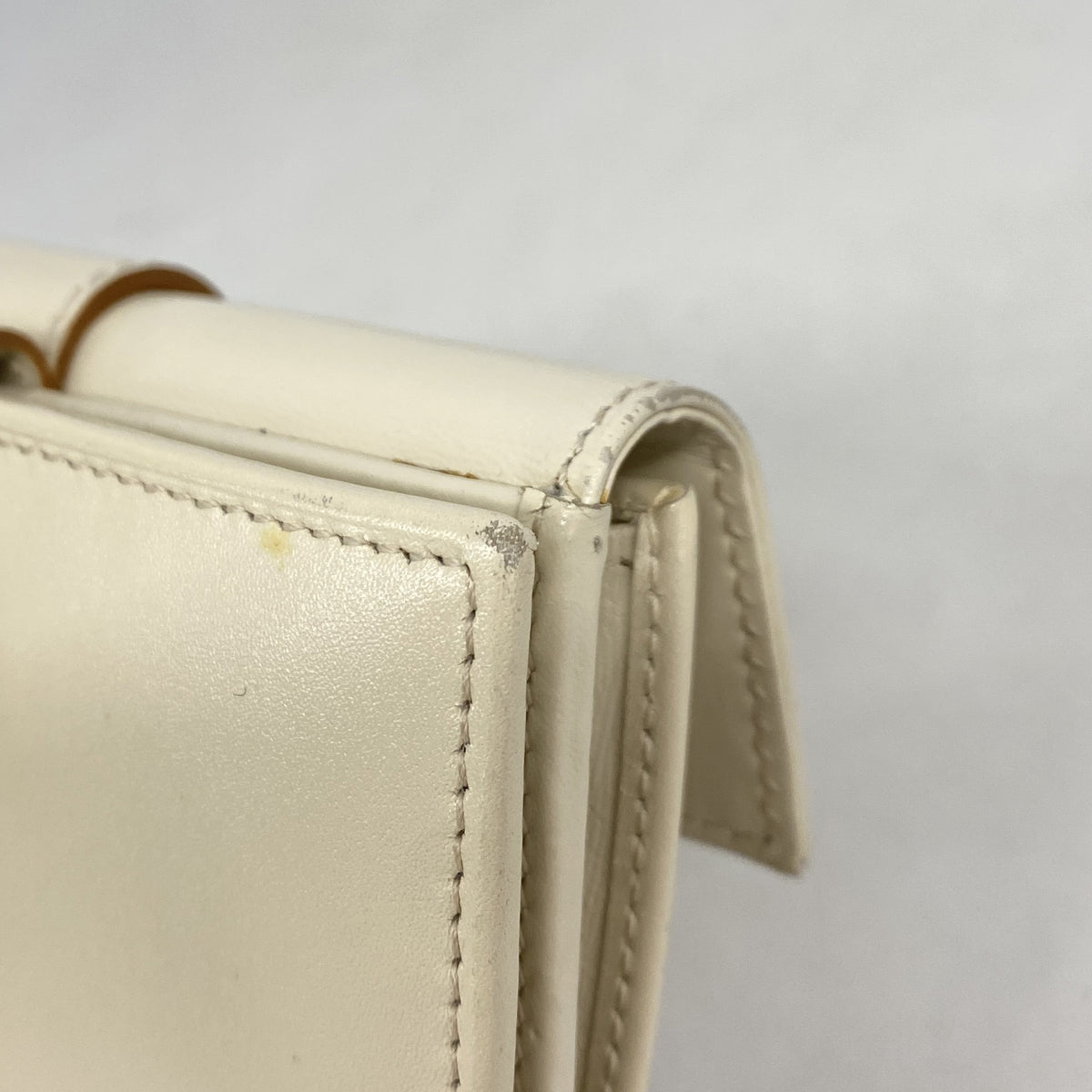 【6ic3396】サルヴァトーレフェラガモ 財布 ヴァラ レザー アイボリー シルバー金具【中古】レディース