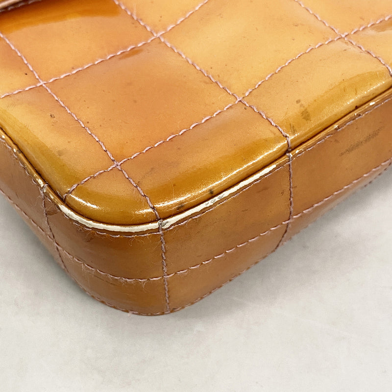 【6ic3534】シャネル ショルダーバッグ チョコバー チェーンショルダー パテントレザー オレンジ シルバー金具【中古】レディース
